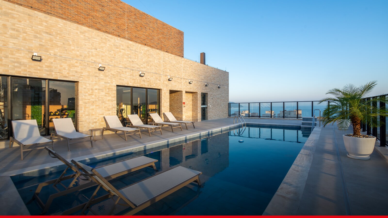 Piscina e área de lazer com vista para o mar em empreendimento de alto padrão da Plano & Forma