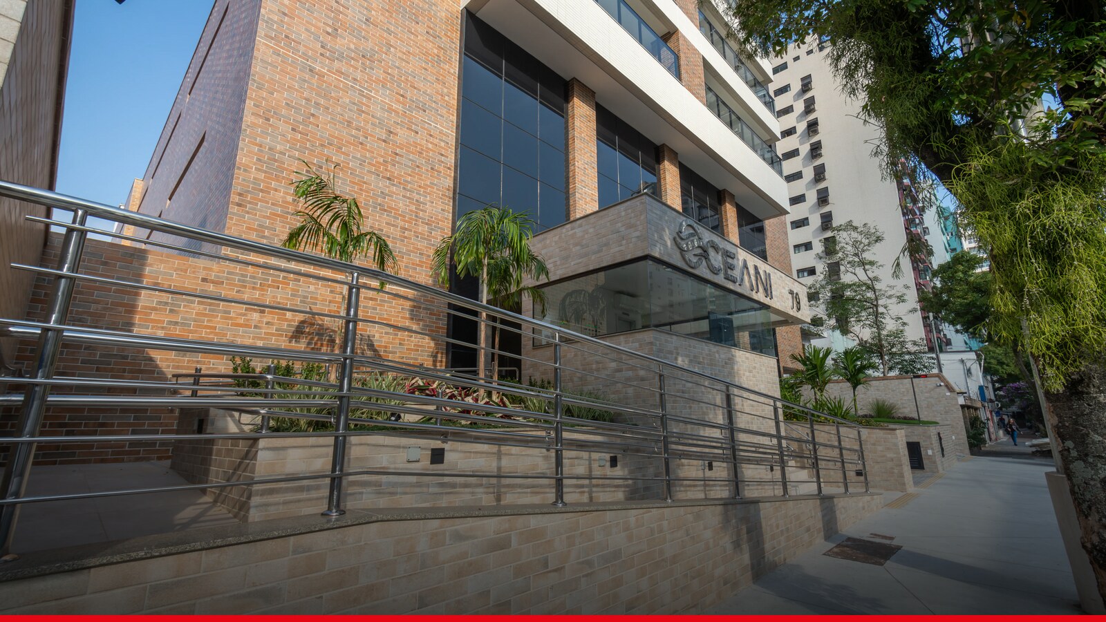 Fachada e entrada de empreendimento novo da Plano & Forma em Santos